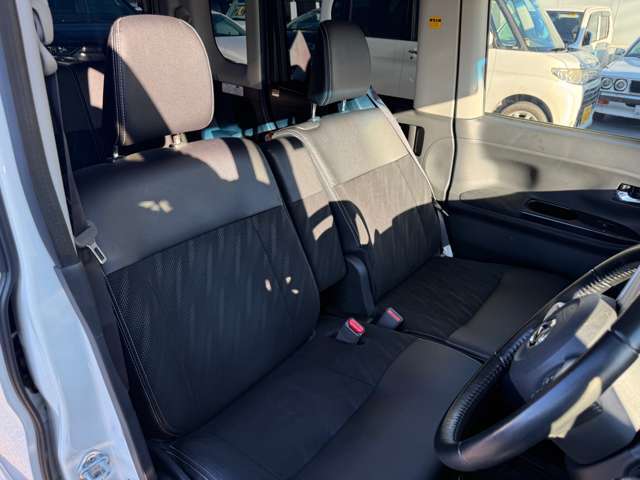 運転席はシートヒーター付きです