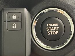 【キーレススタートシステム】カバンやポケットに入れたままでもドアの施錠・解錠が可能なスマートキーを装備。エンジンのオン・オフ時もカギを取り出す必要が無いからとっても便利です♪