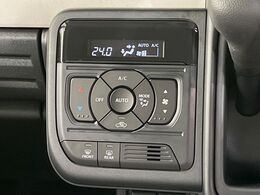 【オートエアコン】一度お好みの温度に設定すれば、車内の温度を検知し風量や温度を自動で調整。暑い…寒い…と何度もスイッチ操作をする必要はありません。快適な車内空間には必須の機能ですね♪