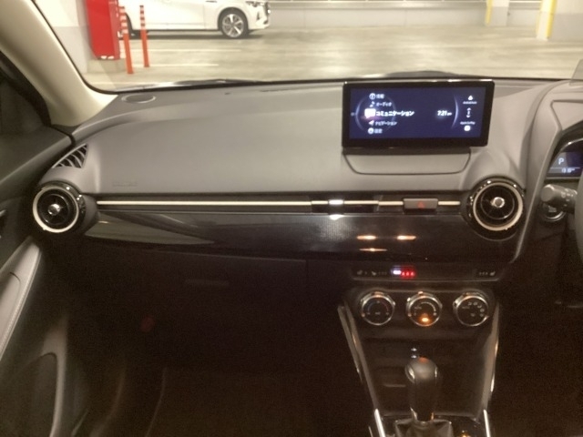 横方向にすっきりと広がるダッシュボードが運転席との造形的なつながりを表現し、助手席のパートナーへ心地よい開放感と安心感を演出しています♪