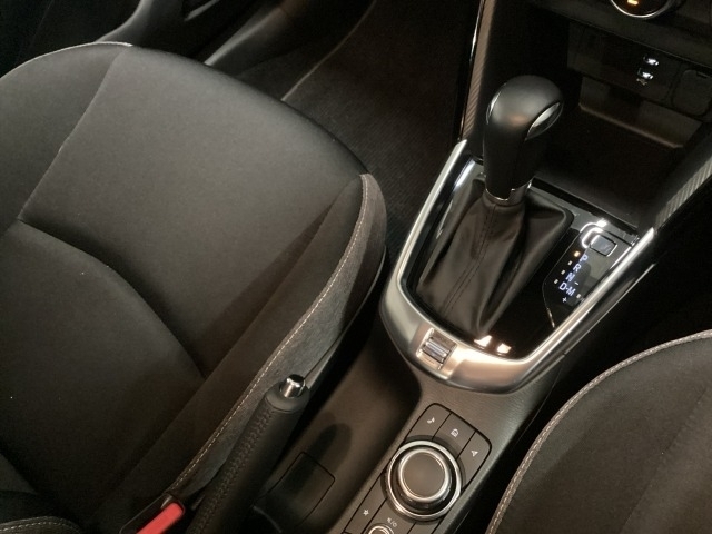 アクセルペダルを踏み込む量や速さに応じて変速パターンを制御し、人馬一体の運転感覚を発揮してくれる6速オートマ！