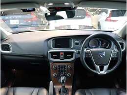 翼を広げた飛行機の姿をモチーフにしたスイッチパネルは、操作に必要なボタンやスイッチを減らすことで、整然として落ち着きのある、いかにもスウェーデンらしさを感じさせる空間としています。