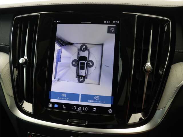 リアカメラによる後方の確認だけでなく、真上から見下ろすバードアイ映像を映し出す360度ビューカメラで、自車周辺の詳細な状況を確認できます。見通しが悪く狭い場所で車を取り回す際には心強い味方となります。