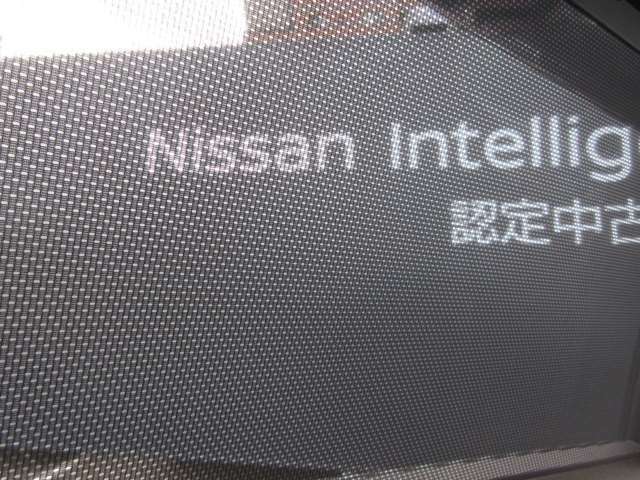 ロール式シェードが出てきます！車内の温度を安定して保てます♪強い日差しもシャツトダウンしてくれます☆