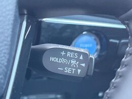 【レーダークルーズコントロール】高速道路での長距離走行が楽に！！自動で速度を保つクルーズコントロールが、衝突軽減システムと連携し、前方の車両を感知して車間を保つように速度調節してくれます！！