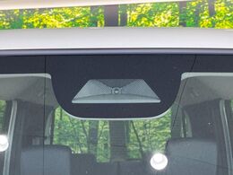 【ホンダセンシング】走行中に前方の車両等を認識し、衝突しそうな時は警報とブレーキで衝突回避と被害軽減をアシスト。より安全にドライブをお楽しみいただけます。