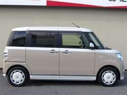 両側パワースライドドア付きだから、狭い駐車スペースなどでの 乗り降りラクラク！小さなお子さまのいるご家庭には嬉しい装備。