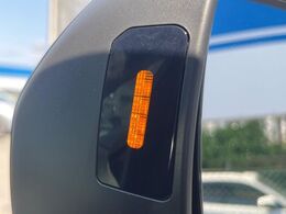 【リヤビークルディティクション】走行中、ドアミラーの死角になりやすい箇所に後続車が接近するとサイドミラー付近に警告を表示、ドライバーに注意喚起と、万一の際はハンドル操作をアシストをします。