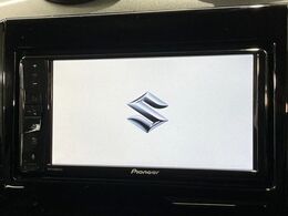 【純正ナビ】人気の純正ナビを装備しております。ナビの使いやすさはもちろん、オーディオ機能も充実！キャンプや旅行はもちろん、通勤や買い物など普段のドライブも楽しくなるはず♪