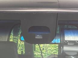 【ホンダセンシング】走行中に前方の車両等を認識し、衝突しそうな時は警報とブレーキで衝突回避と被害軽減をアシスト。より安全にドライブをお楽しみいただけます。