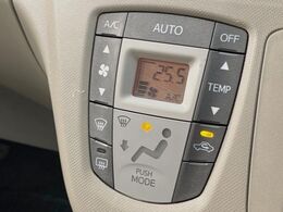 【オートエアコン】一度お好みの温度に設定すれば、車内の温度を検知し風量や温度を自動で調整。暑い…寒い…と何度もスイッチ操作をする必要はありません。快適な車内空間には必須の機能ですね♪