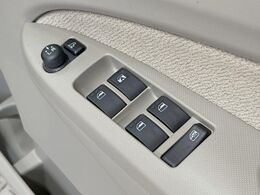 【電動格納ミラー】サイドミラーは電動格納式となっており、狭い駐車場でもキズがつくリスクを抑えられます。