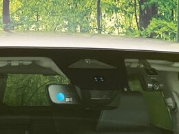 【ホンダセンシング】走行中に前方の車両等を認識し、衝突しそうな時は警報とブレーキで衝突回避と被害軽減をアシスト。より安全にドライブをお楽しみいただけます。