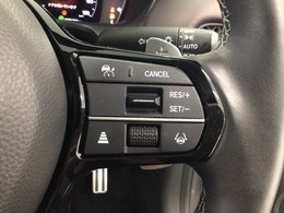 【アダプティブ・クルーズ・コントロール】予め設定した車速内でクルマが自動的に加減速。 前走車との適切な車間距離を維持しながら追従走行し、高速道路でのドライバーの疲労を軽減してくれる嬉しい機能付♪