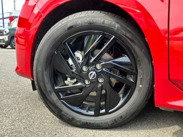 タイヤの溝もばっちり7分山残ってます！カッコいい純正16インチアルミ！タイヤサイズは185/60R16です！