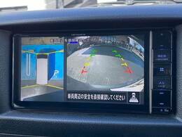 【アラウンドビューモニター】 クルマを上空から見下ろしているかのように、直感的に周囲の状況を把握できます。