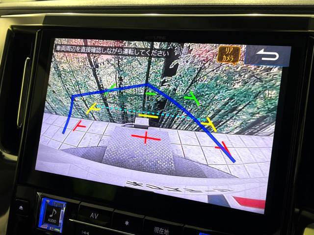 【バックカメラ】駐車時に後方がリアルタイム映像で確認できます。大型商業施設や立体駐車場での駐車時や、夜間のバック時に大活躍！運転スキルに関わらず、今や必須となった装備のひとつです！