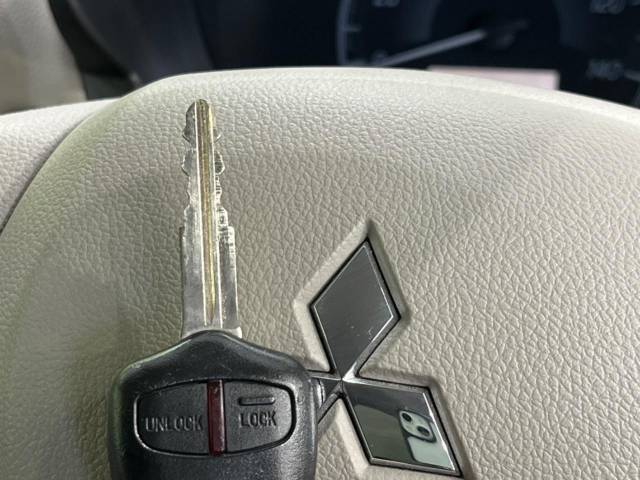 【キーレス】少し離れた場所からでもボタン一つでドアの開錠・施錠ができるのでとっても便利！ドアの鍵穴周りに傷をつけることもありません♪