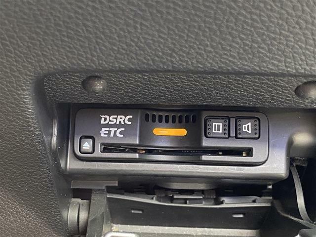 こちらのお車にはHDDナビ地デジ・バックカメラ・CD・DVDビデオ・ミュージックサーバー・ブルートゥース・ETC・レーダーC・LKAS・17AW・USB・木目調ステア・LEDライト・フォグが装備！