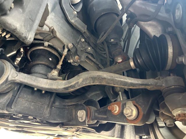 お車を安心してお乗りいただく為には、足回りの定期点検が欠かせません。サービスサポート（有償保証）では無料点検もご提供しており、安心のカーライフをお過ごしいただけるサポート体制が整っています。