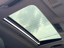 【ムーンルーフ】開放感たっぷりの希少装備、ムーンルーフが装着されています！車内に明かりを取り入れたり景色を楽しむ以外にも、車内の空気も簡単に換気できて快適です！