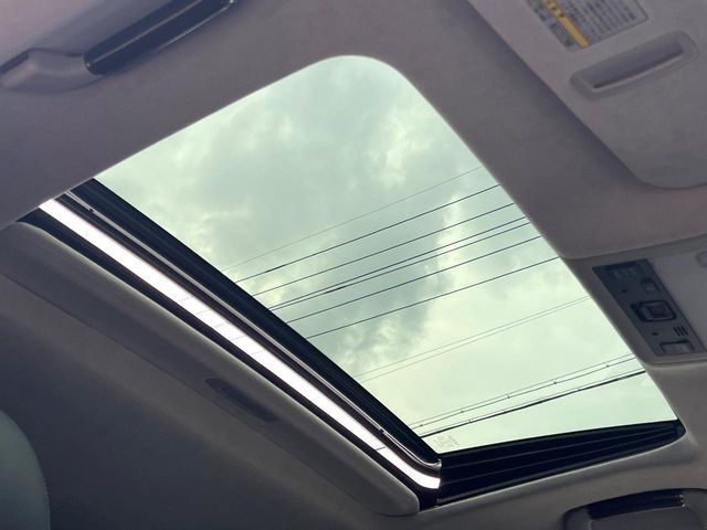 【ムーンルーフ】開放感たっぷりの希少装備、ムーンルーフが装着されています！車内に明かりを取り入れたり景色を楽しむ以外にも、車内の空気も簡単に換気できて快適です！