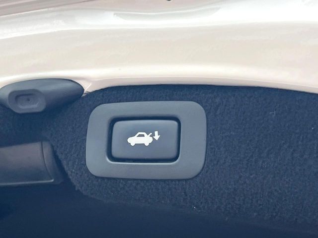 【パワーバックドア】スマートキーや運転席のボタンを押すだけでリアゲートが自動で開閉します！荷物を持っている時や、高い位置にあるバックドアを閉める際に便利な機能です♪