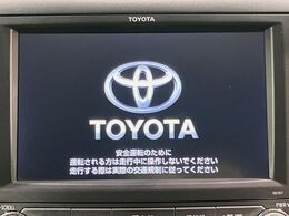 【メーカー純正ナビ】インテリアに溶け込むスタイリッシュな「専用設計」メーカーナビを装備♪視認性や操作性など基本性能にも優れ、より上質なカーライフをお楽しみいただけます。