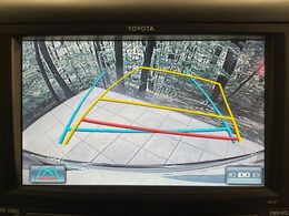 【バックカメラ】駐車時に後方がリアルタイム映像で確認できます。大型商業施設や立体駐車場での駐車時や、夜間のバック時に大活躍！運転スキルに関わらず、今や必須となった装備のひとつです！