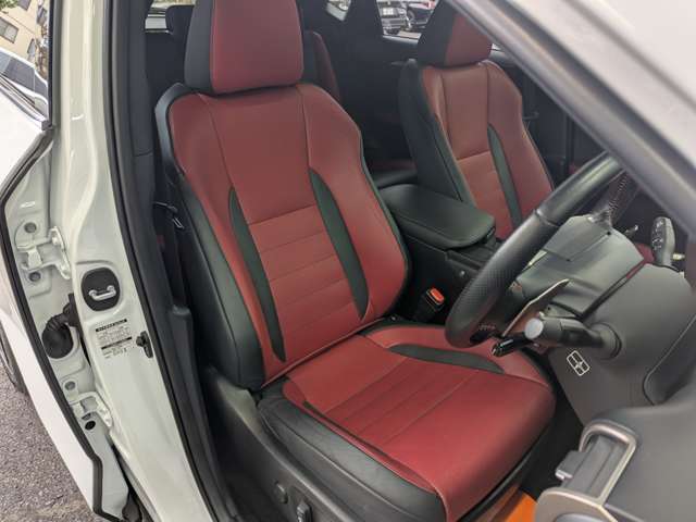 運転席・助手席シート廻りは共に走行距離の割に良好な状態となっています。丁寧に使われていたことがよくわかりますね。