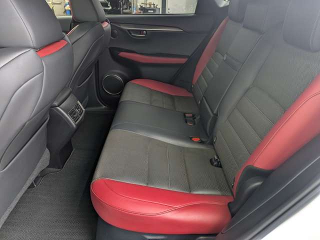 リアシートは大人二人が乗っても十分なスペースが確保されております。