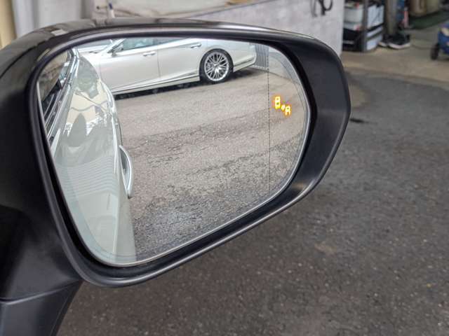 【ブラインドスポットモニター】走行中、ドアミラーの死角になりやすい箇所に後続車が接近するとサイドミラー付近に警告を表示、ドライバーに注意喚起をしてくれます。
