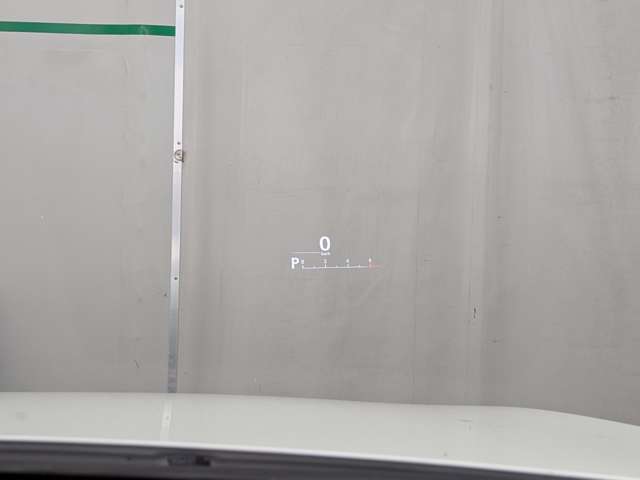 【ヘッドアップディスプレイ】フロントガラスに表示されるHUDは前を見ているだけで情報を確認出来る為、瞬時の判断が必要な場合の安全面にも大きく貢献します！