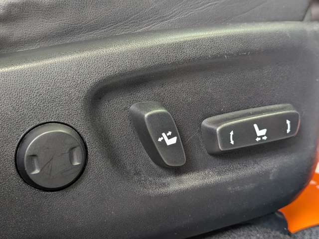 【メモリー付きパワーシート】自動で運転席・ドアミラー・ステアリングを動かし、乗り降りしやすい位置に調整したり、お好みのドライビングポジションに調整します。