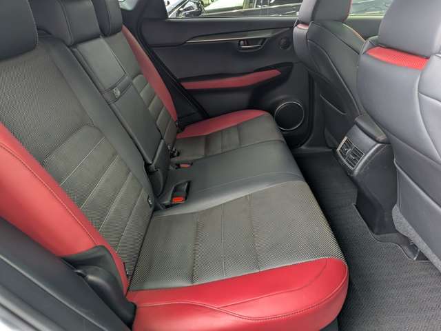 リアシートは大人二人が乗っても十分なスペースが確保されております。