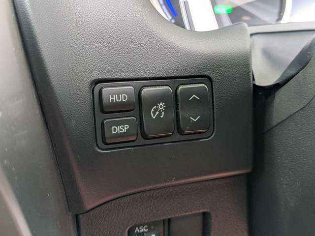 【ヘッドアップディスプレイ】フロントガラスに表示されるHUDは前を見ているだけで情報を確認出来る為、瞬時の判断が必要な場合の安全面にも大きく貢献します！