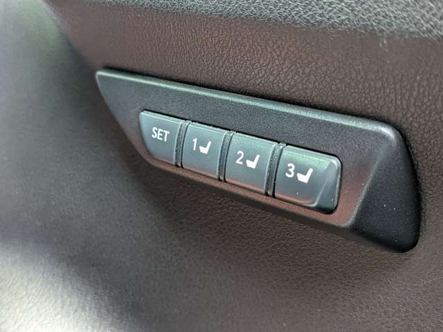 【メモリー付きパワーシート】自動で運転席・ドアミラー・ステアリングを動かし、乗り降りしやすい位置に調整したり、お好みのドライビングポジションに調整します。