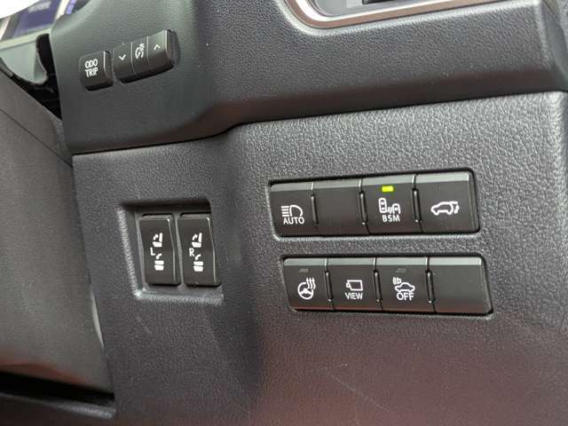 【ブラインドスポットモニター】走行中、ドアミラーの死角になりやすい箇所に後続車が接近するとサイドミラー付近に警告を表示、ドライバーに注意喚起をしてくれます。