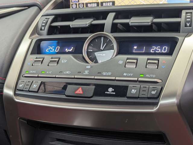 【デュアルオートエアコン】運転席・助手席で温度の調節ができます。いつでも快適にお乗り頂けます！