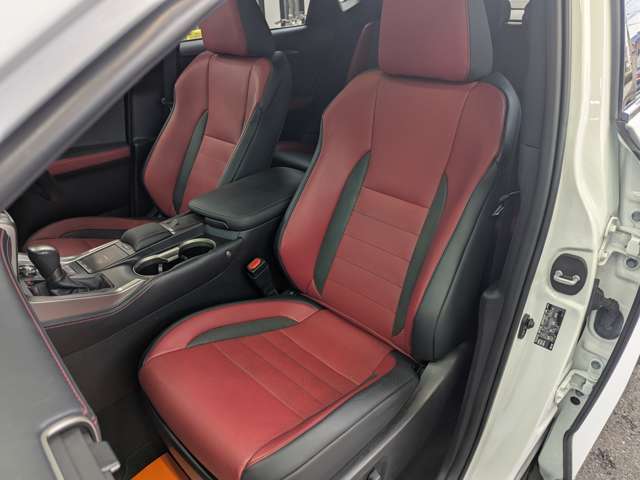 運転席・助手席シート廻りは共に走行距離の割に良好な状態となっています。丁寧に使われていたことがよくわかりますね。