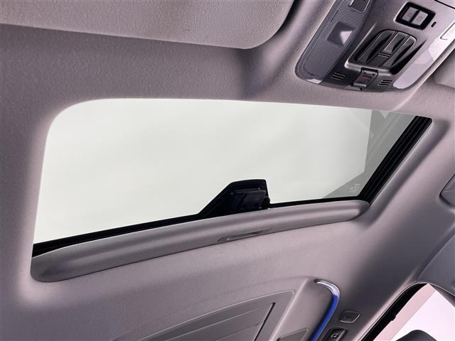 【　サンルーフ　】解放感溢れるサンルーフ♪車内には爽やかな風や太陽の穏やかな光が差し込みます♪SR/ムーンルーフ/パノラマルーフ