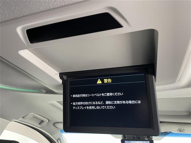 【フリップダウンモニター】後席モニターがあれば、youtubeやテレビ、DVDなどが見れるので、お子様も退屈することがなくなります。家族や仲間との長距離ドライブなどでも盛り上がりますね！！！