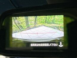 【バックカメラ】駐車時に後方がリアルタイム映像で確認できます。大型商業施設や立体駐車場での駐車時や、夜間のバック時に大活躍！運転スキルに関わらず、今や必須となった装備のひとつです！