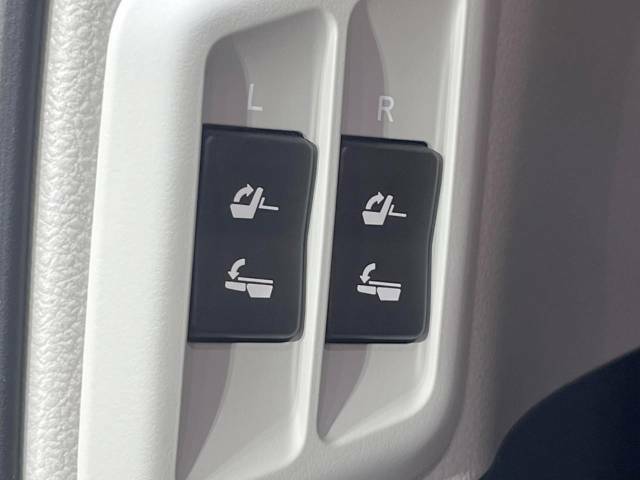 【電動格納サードシート】3列目はスイッチ一つでラクラク収納！荷物が多い時など座席を収納スペースに変更する際も、力は必要ありません！お子様でも簡単に操作していただけます！