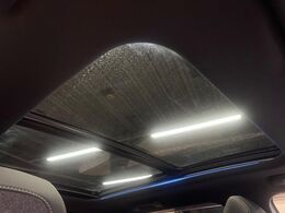 ●サンルーフ：開放感たっぷりの希少装備、サンルーフが装着されています！車内に明かりを取り入れたり景色を楽しむ以外にも、車内の空気も簡単に換気できて快適です！