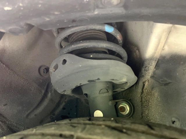お車を安心してお乗りいただく為には、足回りの定期点検が欠かせません。サービスサポート（有償保証）では無料点検もご提供しており、安心のカーライフをお過ごしいただけるサポート体制が整っています。