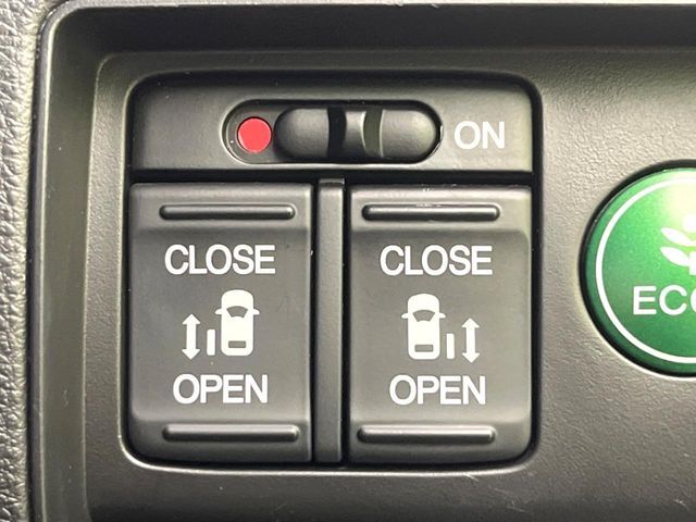【両側パワースライドドア】スマートキーや運転席のスイッチで後席両側スライドドアの開閉が可能♪電動だから力を入れてドアを開ける必要が無く、小さなお子様でも簡単に開け閉めでき快適です♪