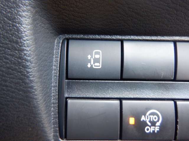左側オートスライドドアです。運転席からでもスイッチひとつで開閉できるので、便利ですよ