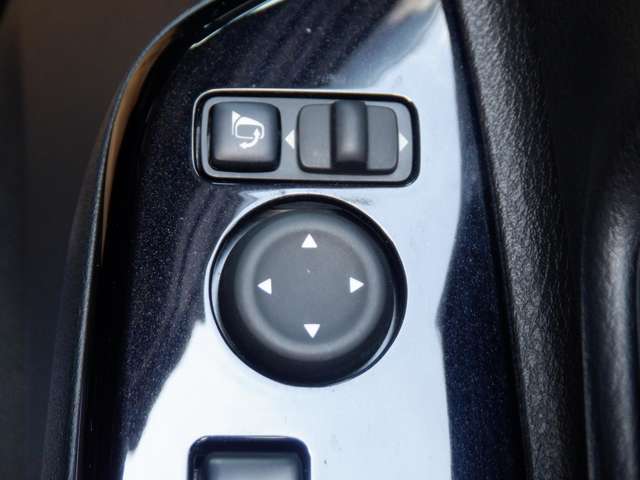 電動格納式ミラーなので、対向車などとのすれ違い時にも便利です。また、ドアロック連動で自動格納します。