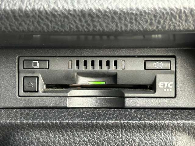 ◆【ETC】有料道路を利用する際に料金所で停止することなく通過できる、ETC車載器（ノンストップ自動料金収受システム機器）が装備されています。セットアップを行うことで利用可能になります。